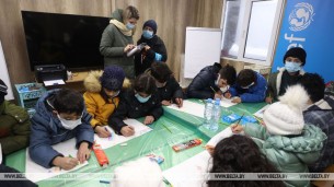 Первые уроки для детей беженцев прошли в мобильном образовательном центре у ТЛЦ