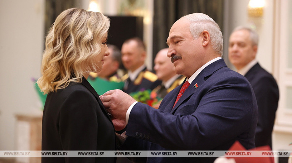 Лукашенко вручил госнаграды самым успешным женщинам и генеральские погоны самым мужественным воинам