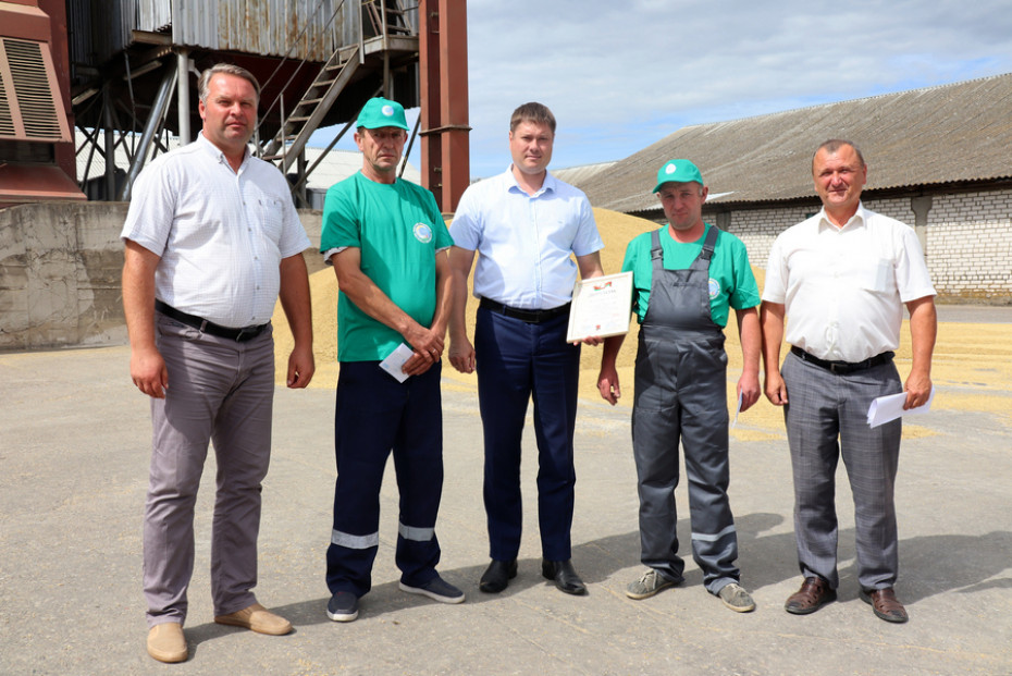 ФОТОФАКТ: пришла очередь принимать награды уборочной кампании передовикам зерносушильных комплексов