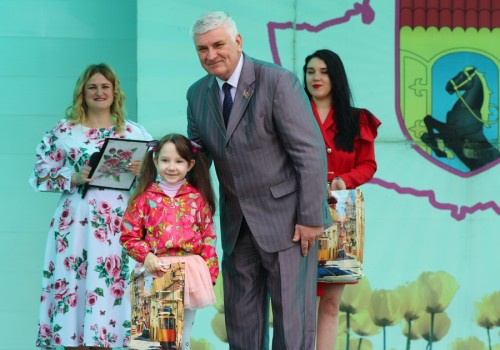 Депутат Палаты представителей Национального собрания Беларуси Валентин Семеняко поздравил зельвенцев с Днём защиты детей