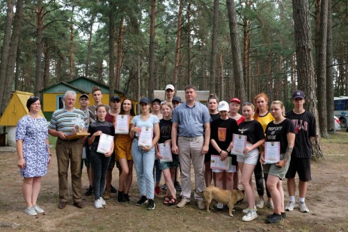 Денис Ольшевский наградил исследовательскую группу студентов благодарственными письмами
